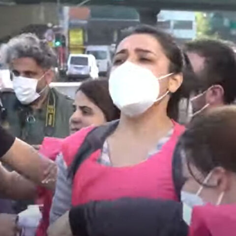 Κωνσταντινούπολη - Εργατική Πρωτομαγιά: Νεαρή συλλαμβάνεται από αστυνομικούς σε επεισόδια