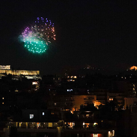 Μεγάλο Σάββατο - Πάσχα 2021: Μετά το «Χριστός Ανέστη» βεγγαλικά φώτισαν τον νυχτερινό ουρανό στην Αθήνα