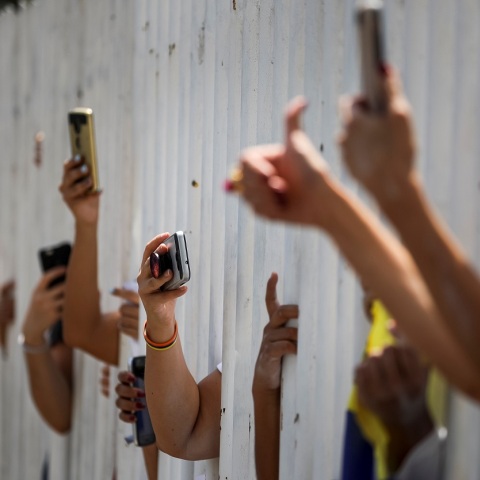 Χέρια που κρατούν smartphones