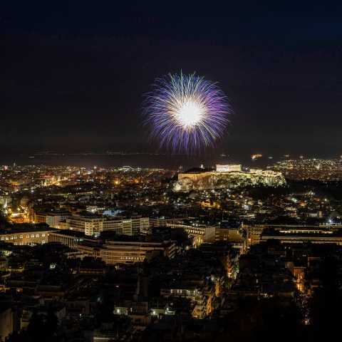 Πυροτεχνήματα στον ουρανό της Αθήνας για τον εορτασμό της Ανάστασης το Πάσχα του 2021