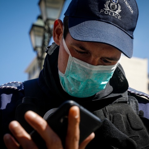 297 παραβάσεις των μέτρων περιορισμού διάδοσης του κορωνοϊού σημειώθηκαν την Κυριακή του Πάσχα, ενώ η Ελληνική Αστυνομία προχώρησε και σε 3 συλλήψεις. 