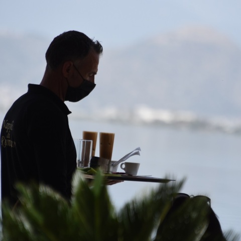 Το άνοιγμα των καφέ και των εστιατορίων στους εξωτερικούς χώρους, έστω χωρίς μουσική και με αυστηρή τήρηση των μέτρων κατά της Covid, έφερε αέρα αισιοδοξίας