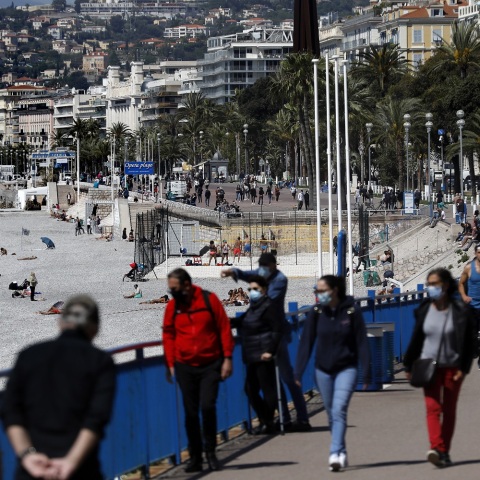 Το πρώτο βήμα στη σταδιακή άρση της καραντίνας ανακοίνωσε η γαλλική κυβέρνηση, με επιστροφή των μαθητών στα θρανία και ελεγχόμενη απελευθέρωση μετακινήσεων