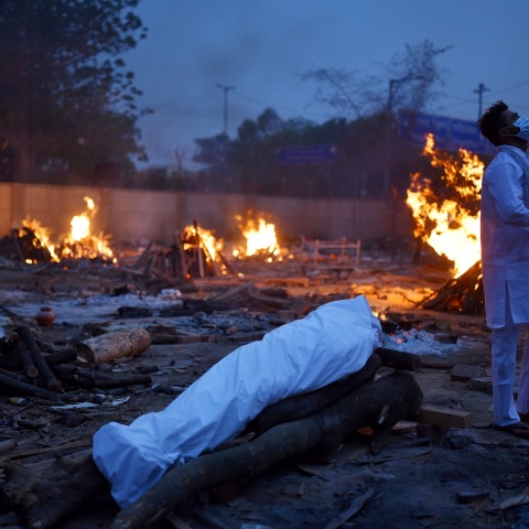 Την τρίτη θέση της μακάβριας παγκόσμιας κατάταξης βάσει των θανάτων εξαιτίας της πανδημίας καταλαμβάνει πλέον η Ινδία, τις 19,93 εκατ. φτάνουν οι μολύνσεις