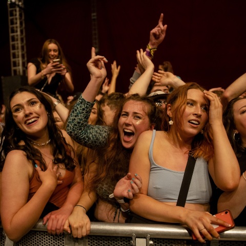 Κορωνοϊός – Λίβερπουλ: Περίπου 5.000 άνθρωποι πέταξαν τις μάσκες τους και δεν τήρησαν τις αποστάσεις σε υπαίθρια συναυλία πειραματικού χαρακτήρα