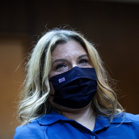 Η υφυπουργός Εργασίας Μαρία Συρεγγέλα εμβολιάστηκε το μεσημέρι της Δευτέρας του Πάσχα με AstraZeneca και προτρέπει τους πολίτες να εμπιστευτούν την επιστήμη 