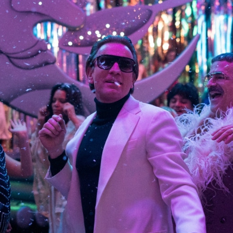 Ο Γιούαν ΜακΓκρέγκορ ως Ρόι Χόλστον Φρόγουικ στη νέα σειρά του Netflix «Halston»