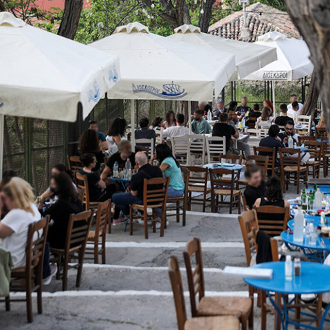 ΑΝΟΙΞΑΝ ΚΑΦΕ ΚΑΙ ΕΣΤΙΑΤΟΡΙΑ ΣΤΙΓΜΙΟΤΥΠΑ ΑΠΟ ΤΗ ΠΛΑΚΑ 