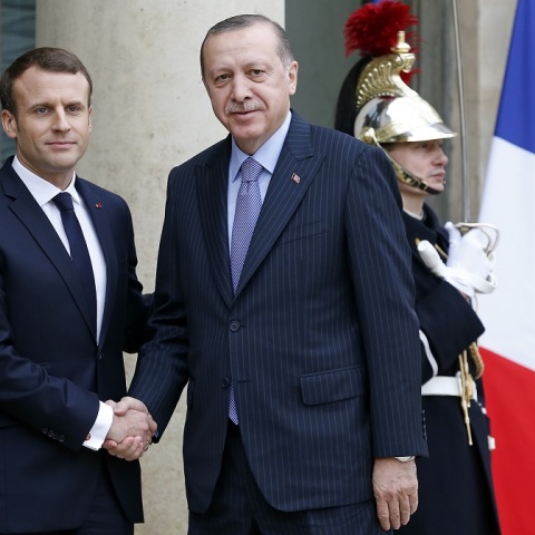 Χειραψία του Εμανουέλ Μακρόν και του Ρετζέπ Ταγίπ Ερντογάν
