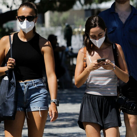 Κοπέλες με μάσκα για τον κορωνοϊό στο κέντρο της Αθήνας (ΦΩΤΟ ΑΡΧΕΙΟΥ)