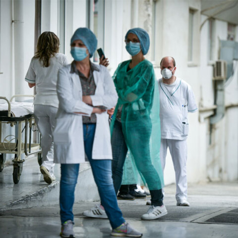 Υγειονομικοί στην είσοδο νοσοκομείου - Λίγο πάνω από το 60% ο εμβολιασμός στη συγκεκριμένη κατηγορία στην Ελλάδα (ΦΩΤΟ ΑΡΧΕΙΟΥ)