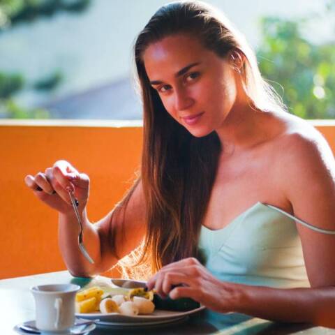 Γυναίκα που τρώει πρωινό