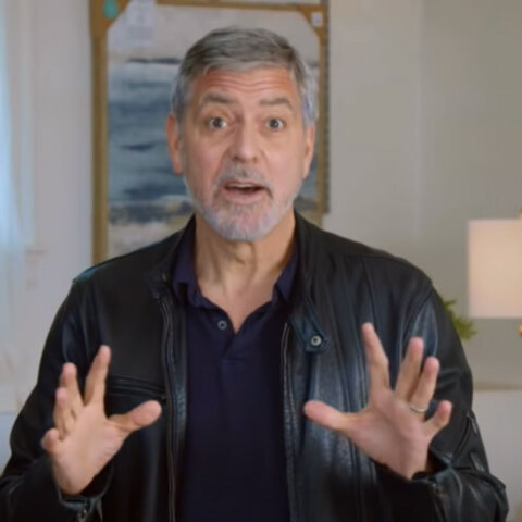 Εμμονικός ο Τζορτζ Κλούνεϊ με τον Μπραντ Πιτ, φτάνει στα όριά του τον συγκάτοικό του, Μπάιρον, εν μέσω καραντίνας για τον κορωνοϊό, στο νέο διαφημιστικό σκετς που πρωταγωνιστεί