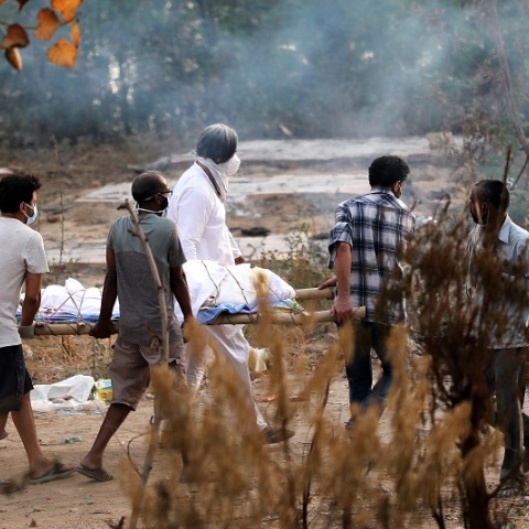 Ινδία - Σκληρές εικόνες - Θύματα του κορωνοϊού