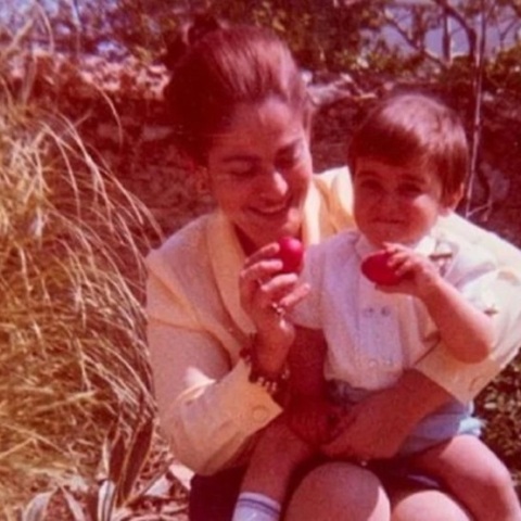 Η Μαρίκα Μητσοτάκη με τον Κυριάκο Μητσοτάκη παιδί