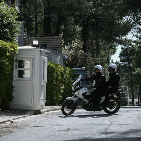 Μένιος Φουρθιώτης: Αστυνομικοί έξω από το σπίτι του γνωστού τηλεπαρουσιαστή