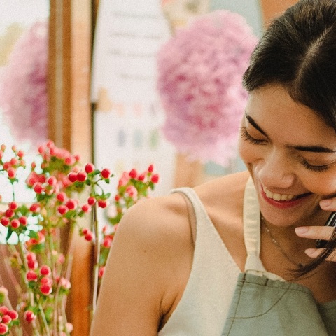 Κοπέλα μιλάει στο τηλέφωνο