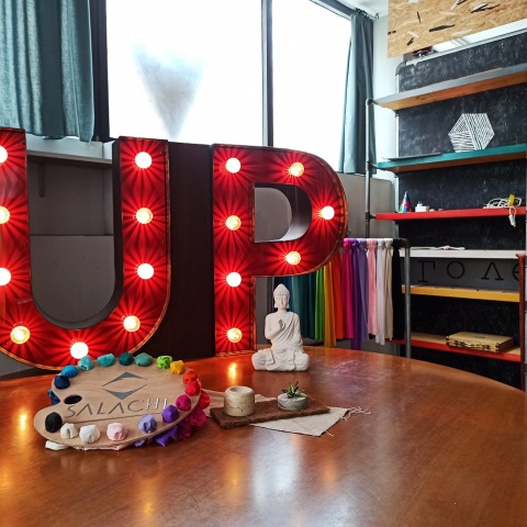 Ξύλινο τραπέζι με αντικείμενα και φωτεινή επιγραφή "UP"