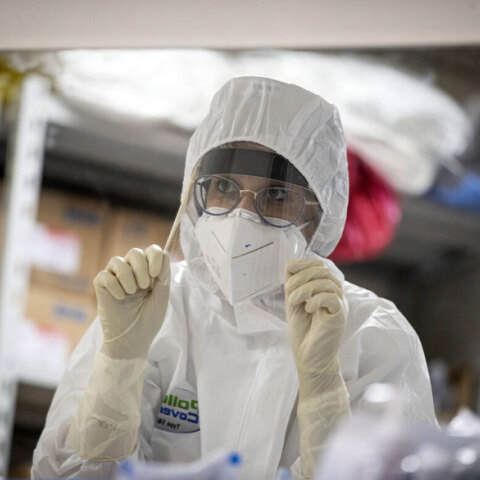 Κορωνοϊός: Υγειονομικός με προστατευτική στολή - Προβληματίζει η ινδική μετάλλαξη