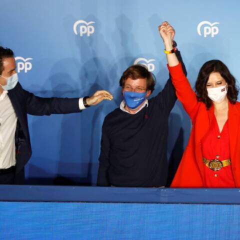 Η Ισαμπέλ Ντίας Αγιούσο (Isabel Díaz Ayuso) πανηγυρίζει τη νίκη της στις περιφερειακές εκλογές της Μαδρίτης
