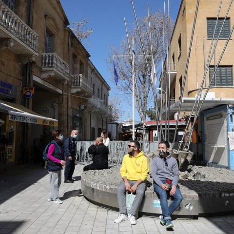 Πολίτες με μάσκα σε δρόμο της Κύπρου