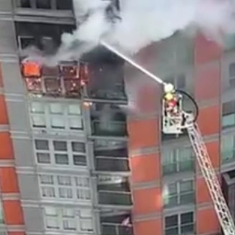 Φωτιά σε κτίριο του Λονδίνου  