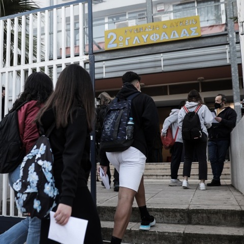 Μαθητές Λυκείου πηγαίνουν στο σχολείο κρατώντας τα αποτελέσματα του self test