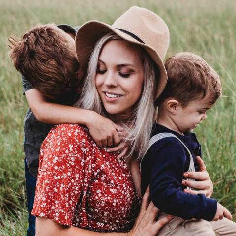 Γυναικα με τα δύο της παιδιά