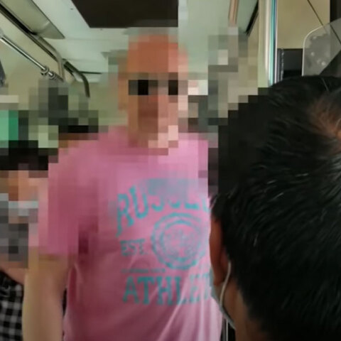 Οδηγός λεωφορείου προστάζει μετανάστη να σηκωθεί από τη θέση του