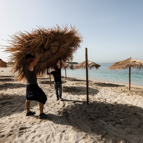 Προετοιμασίες για το άνοιγμα των οργανωμένων παραλιών