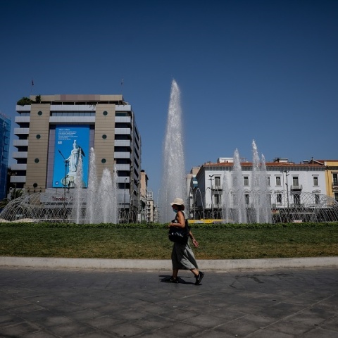 Γυναίκα περπατά στην Ομόνοια