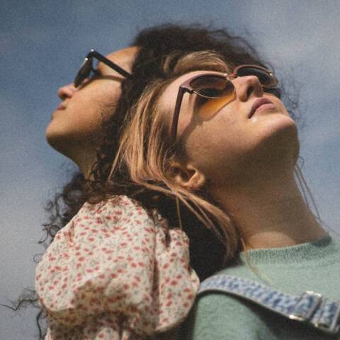 Δύο κορίτσια κάθονται στον ήλιο