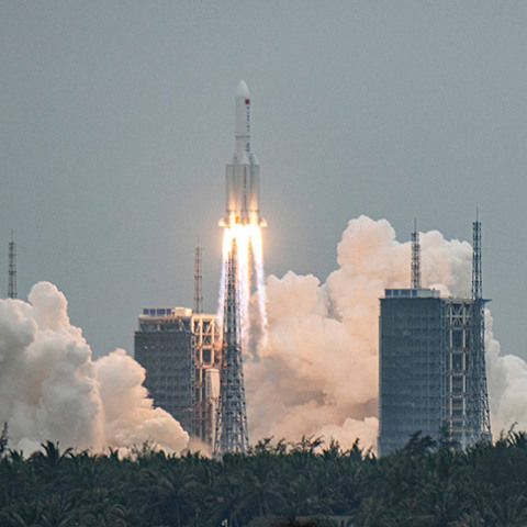 Ο πύραυλος Long March 5B, που μεταφέρει τον πυρήνα του διαστημικού σταθμού Tianhe της Κίνας, απογειώνεται από την τοποθεσία εκτόξευσης διαστημικών σκαφών Wenchang στην επαρχία Hainan της Κίνας, 29 Απριλίου 2021