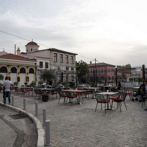 Στιγμιότυπο από την επαναλειτουργία της εστίασης στην Αθήνα-Καφέ στην Πλάκα