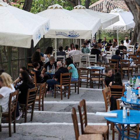  ΑΝΟΙΞΑΝ ΚΑΦΕ ΚΑΙ ΕΣΤΙΑΤΟΡΙΑ ΣΤΙΓΜΙΟΤΥΠΑ ΑΠΟ ΤΗ ΠΛΑΚΑ