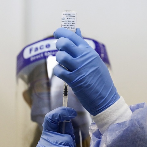 Νοσηλευτής ετοιμάζει δόση εμβολίου AstraZeneca