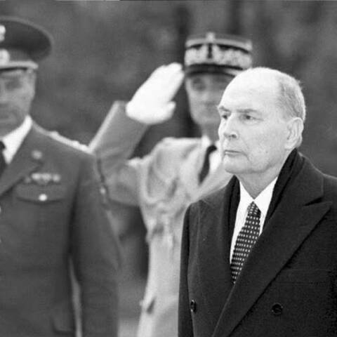 Ο Francois Mitterrand μπροστά από το μνημείο του Αγνώστου Στρατιώτη στη Μόσχα για τις τελετές που σηματοδοτούν την 50ή επέτειο από το τέλος του Β' Παγκοσμίου Πολέμου στην Ευρώπη