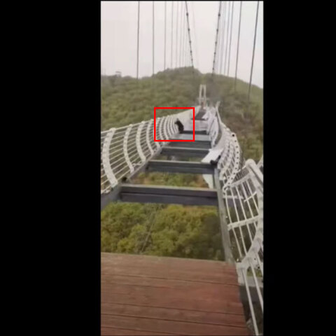 Κίνα: Το γυάλινο δάπεδο σε γέφυρα έχει καταστραφεί και ένας άνδρας έχει «γαντζωθεί» για να μην πέσει στο κενό