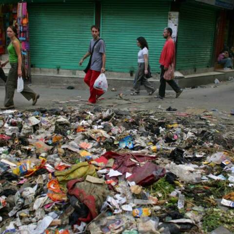 Κατμαντού - Τουρίστες περπατούν δίπλα σε τόνους σκουπιδιών στο Thamel