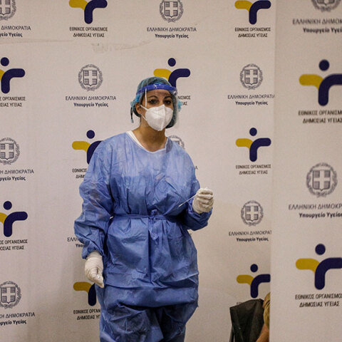 Υγειονομικός του ΕΟΔΥ με rapid test για κορωνοϊό στον σταθμό Μετρό «Σύνταγμα» - Ο ΕΟΔΥ ανακοίνωσε τα νέα κρούσματα κορωνοϊού στην Αττική (ΦΩΤΟ ΑΡΧΕΙΟΥ)