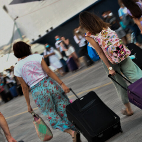 Ταξιδιώτες στο λιμάνι του Πειραιά - Ανοίγουν οι διαπεριφερειακές μετακινήσεις στις 14 Μαΐου 2021