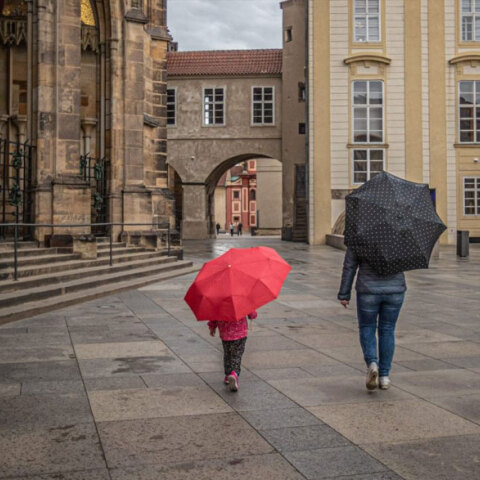 Τσεχία - Κορωνοϊός: Άνθρωποι με ομπρέλα σε κεντρική πλατεία στην Πράγα (ΦΩΤΟ ΑΡΧΕΙΟΥ)