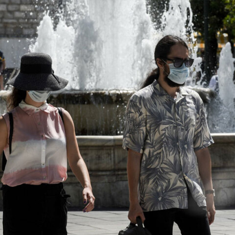 Αττική - Κορωνοϊός: Πολίτες με μάσκα στο Σύνταγμα (ΦΩΤΟ ΑΡΧΕΙΟΥ)