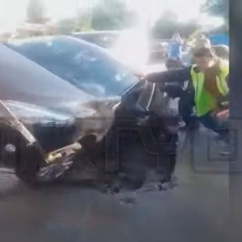 Υποχώρησε η άσφαλτος στις Σέρρες, παγιδεύτηκε το αυτοκίνητο