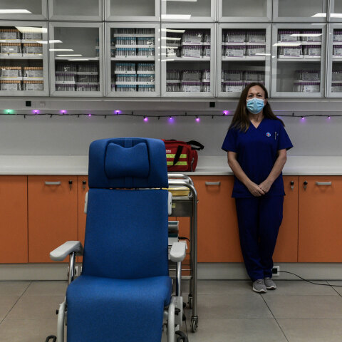 Εμβολιασμός: Υγειονομικός με μάσκα για κορωνοϊό σε εμβολιαστικό κέντρο (ΦΩΤΟ ΑΡΧΕΙΟΥ)