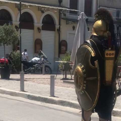 Άνδρας ντυμένος σπαρτιάτης πολεμιστής περπατάει στο δρόμο