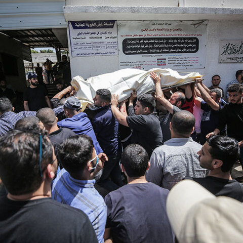 Λωρίδα της Γάζας: Θλίψη και οργή στην κηδεία ενός άνδρα που σκοτώθηκε στους αεροπορικούς βομβαρδισμούς