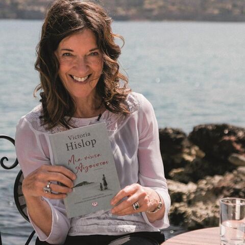 Η συγγραφέας Victoria Hislop κρατάει στα χέρια της το νέο της μυθιστόρημα «Μια νύχτα του Αυγούστου» (εκδ. Ψυχογιός)