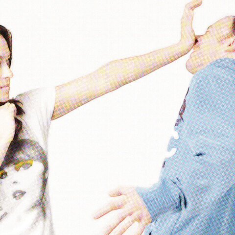 Γυναίκα χτυπάει άνδρα στο πρόσωπο με την παλάμη της