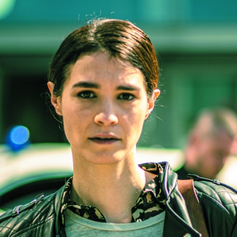 Η Πηνελόπη Τσιλίκα υποδύεται τη Θάλεια Καρούζου στον «Σιωπηλό Δρόμο»